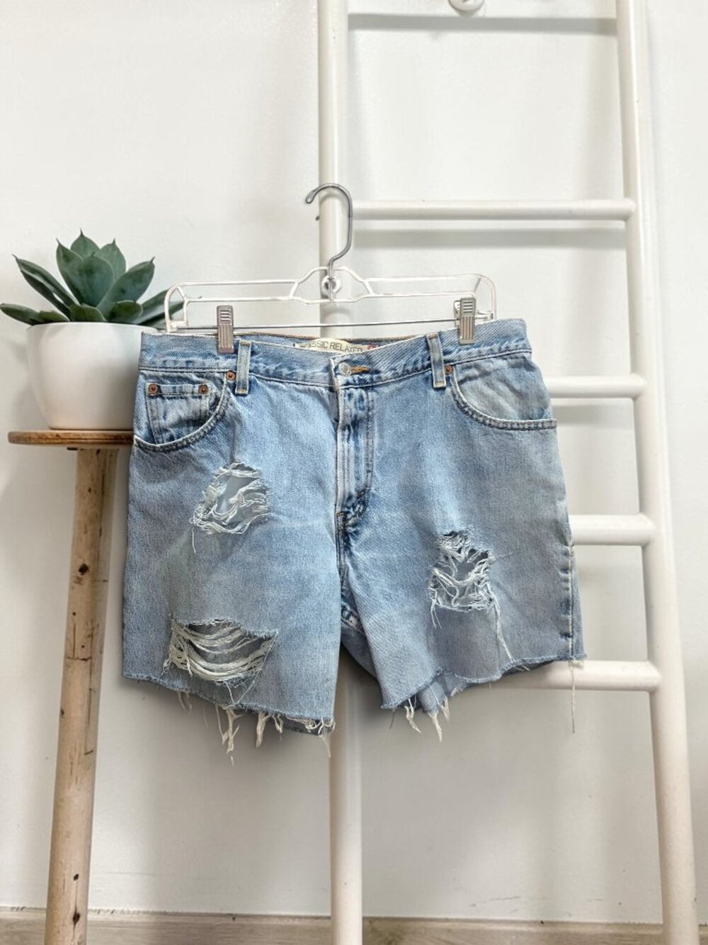 Levi's 550 Distressed High Waist Women's Cutoff Shorts Frayed Hem Size 14